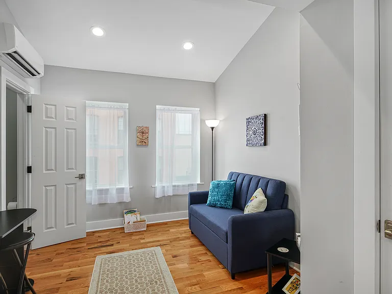 2049 E Hagert St #UPSTAIRS — Photo 15
