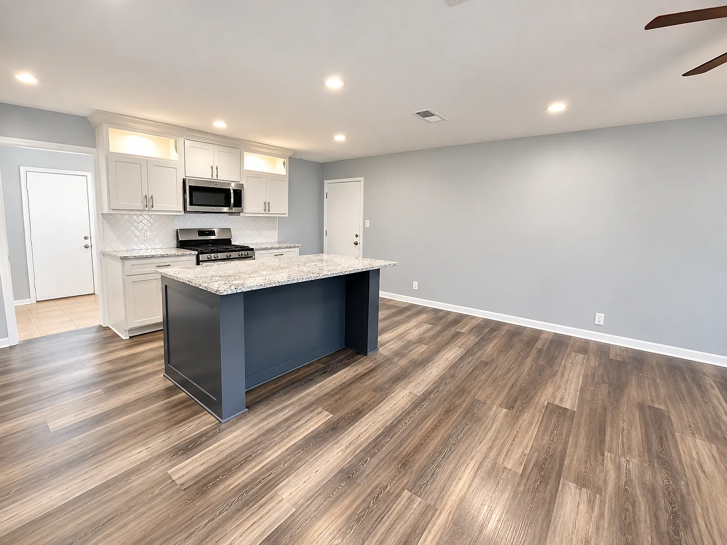 3 bed, 1015 sqft, $1,995 — Photo 3