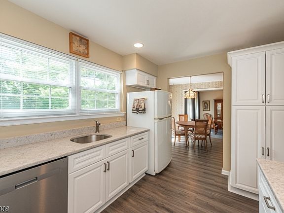 5th image of 1 Birdseye Cir