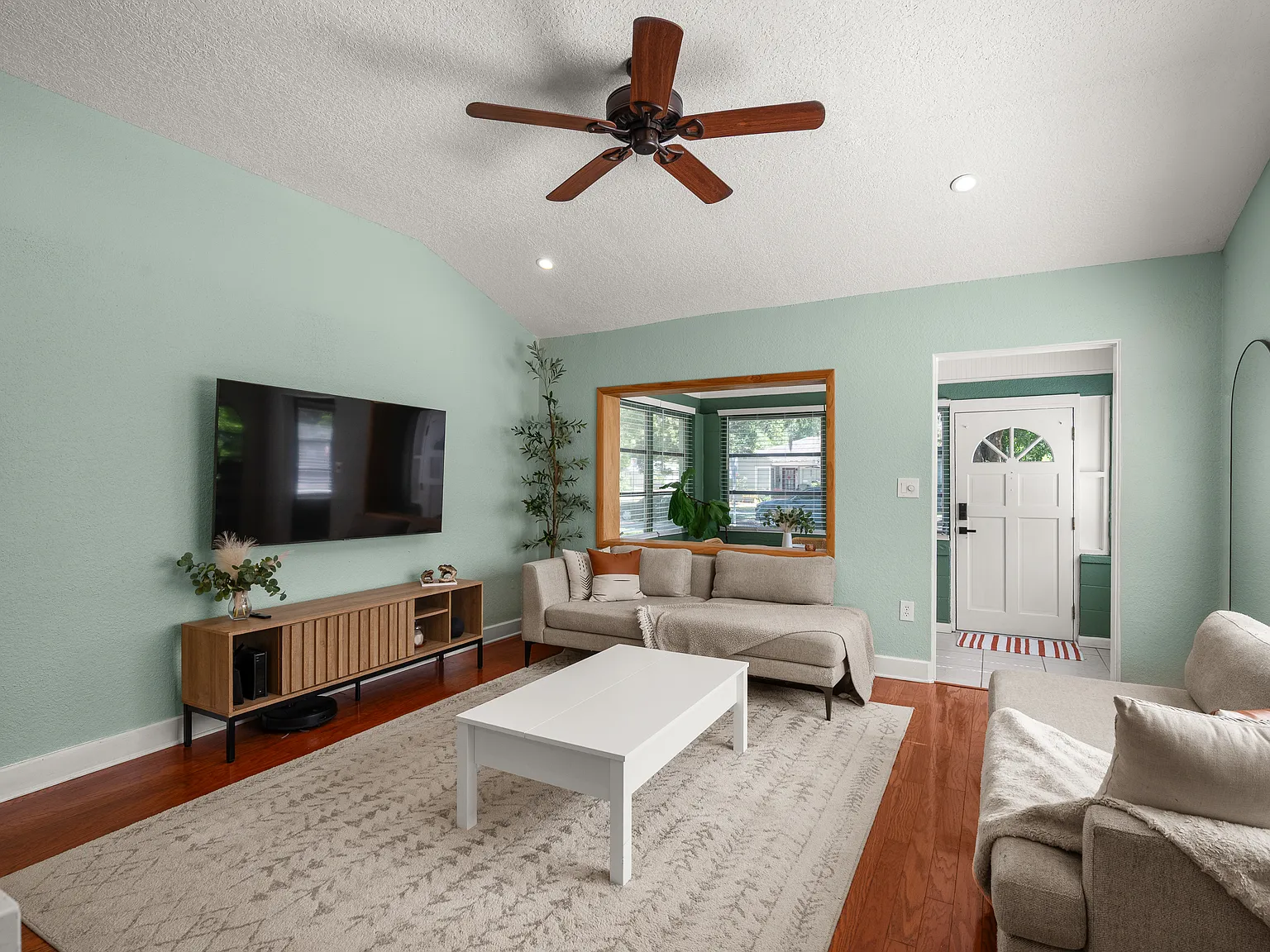 3 bed, 1402 sqft, $3,750 — Photo 4