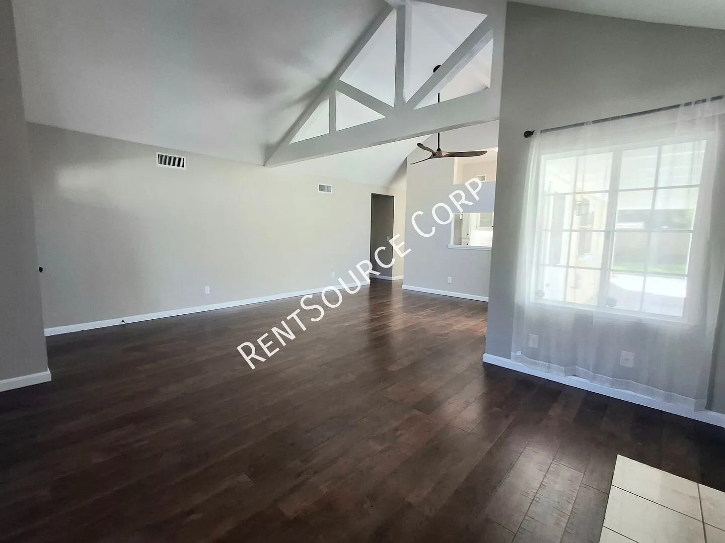 2 Bedroom 3 Bathroom House for Lease in Valencia — Photo 3