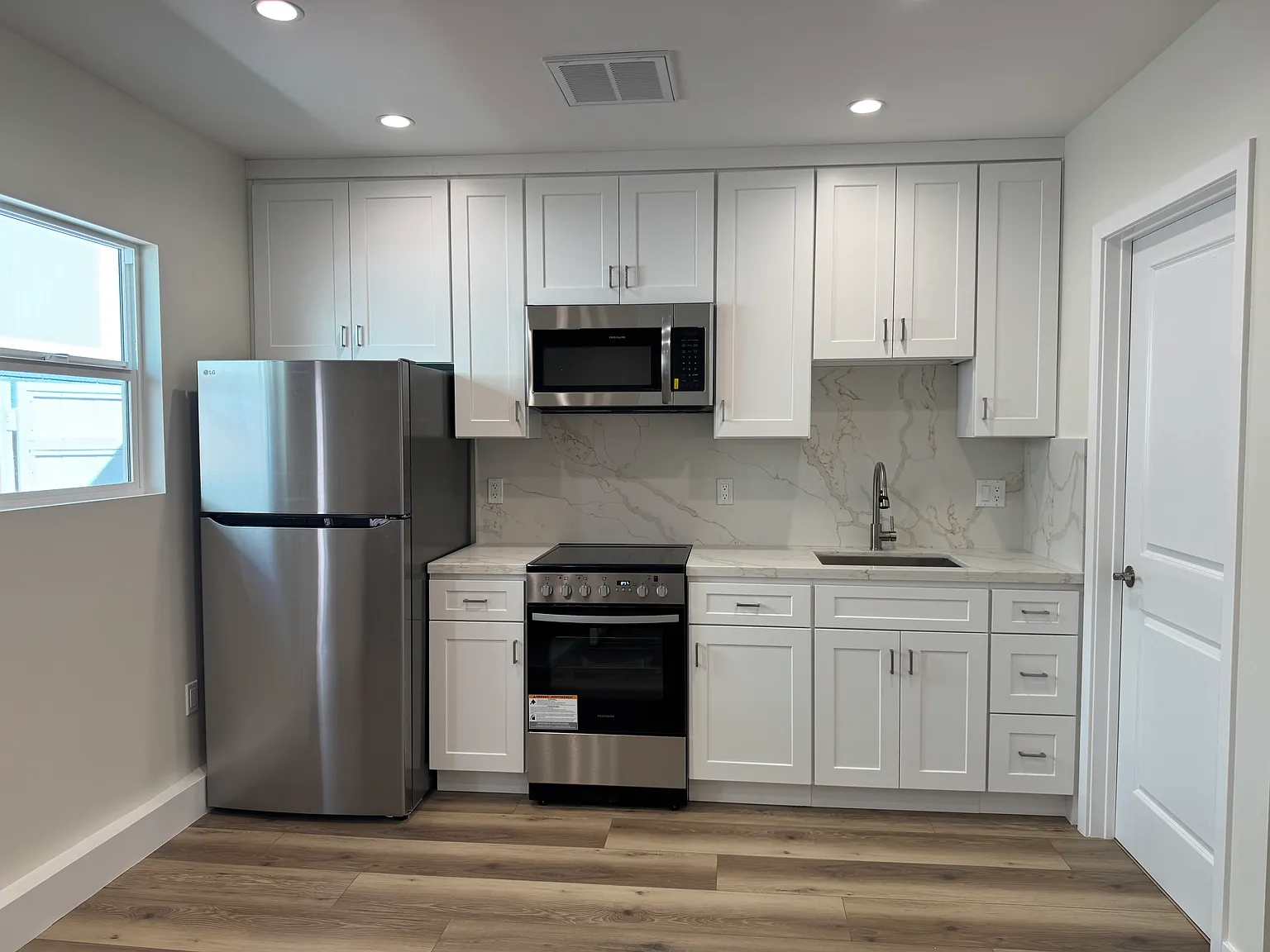 1 bed, 400 sqft, $2,100 — Photo 4