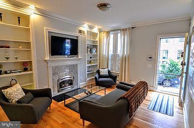 5th image of 1029 30th St NW