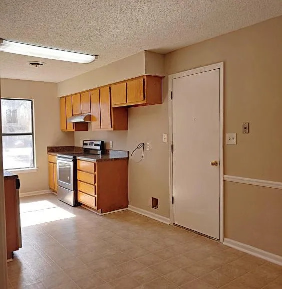 102 Pelham Dr — Photo 4