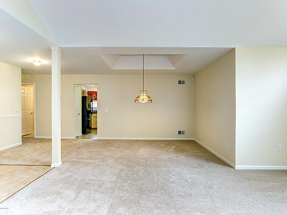 4th image of 2390 Woodbine Ln