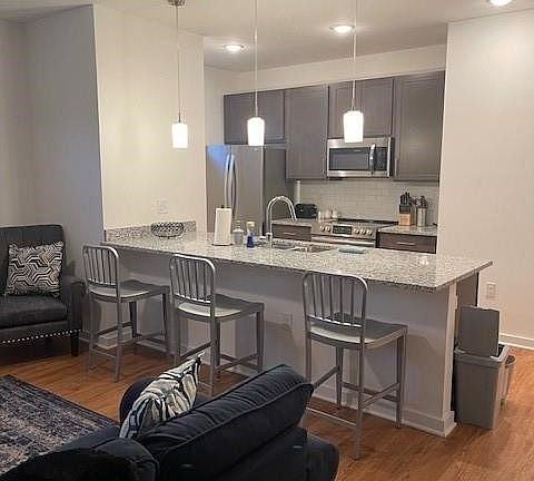 5th image of 206 W 14th St