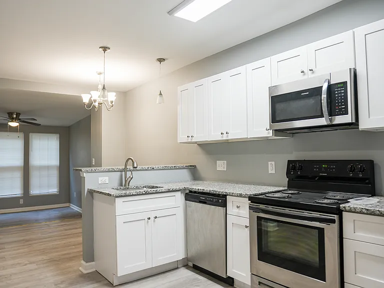 1535 W Fairmount Ave — Photo 2