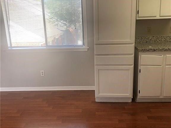 4th image of 803 Autumn Cir APT C