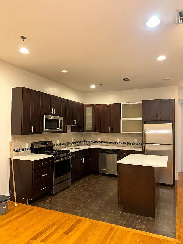 2 bed, 950 sqft, $2,600 — Photo 3