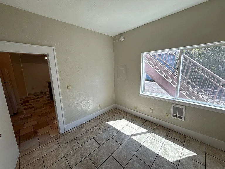 291 Clay St W #3 — Photo 14