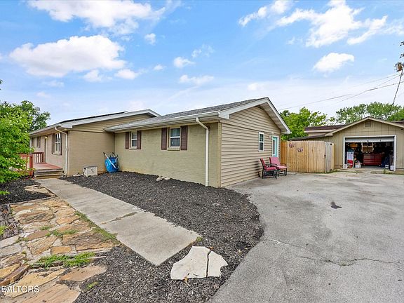5th image of 948 Beverly Dr