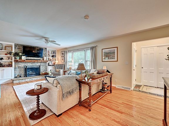 4th image of 212 Applewood Dr
