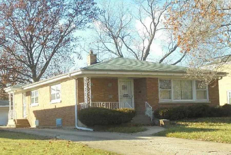 698 Morris Ave photo 1