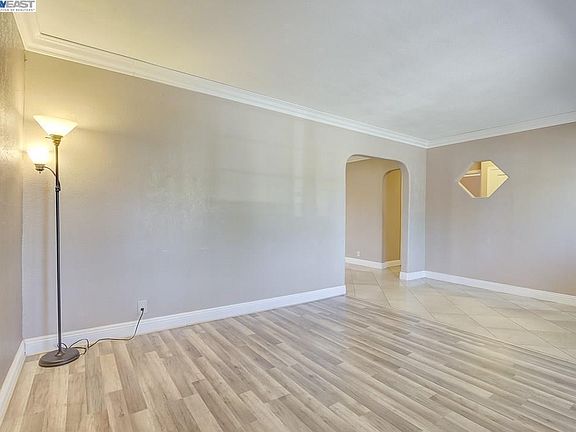 5th image of 1124 Klengel St