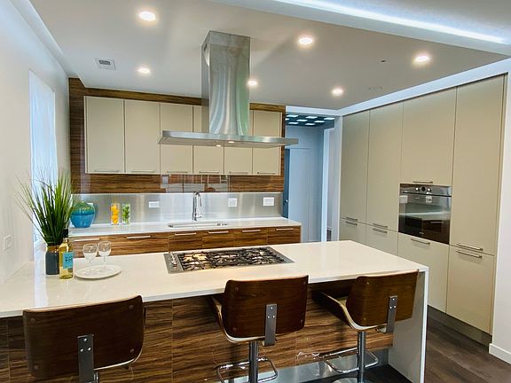 2nd image of 1921 S Jefferson St #4