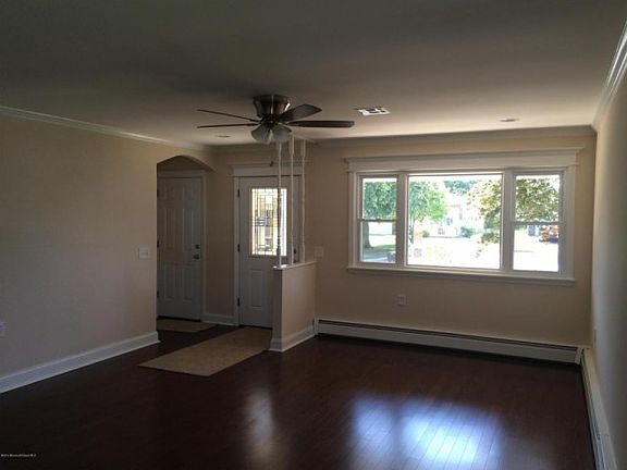 4th image of 18 Pebble Beach Ct