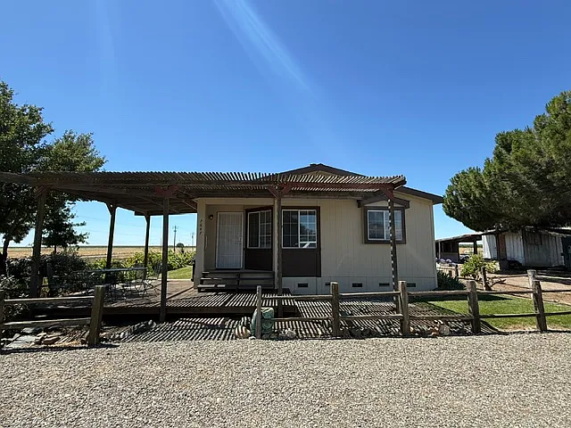 7647 Robben Rd — Photo 1