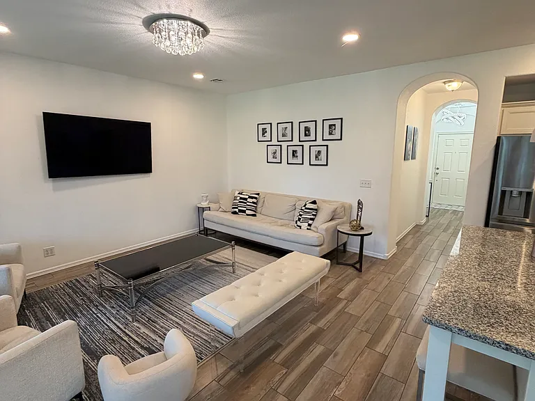 7324 S Joshua Ave — Photo 2