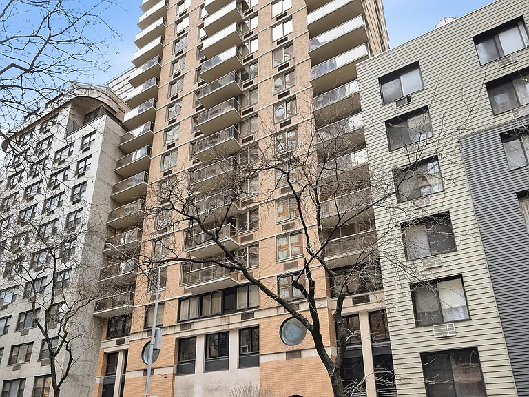 234 E 46th St #702 — Photo 22
