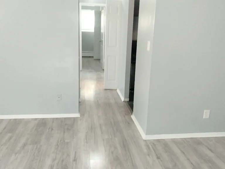 Laurel Manor — Photo 5