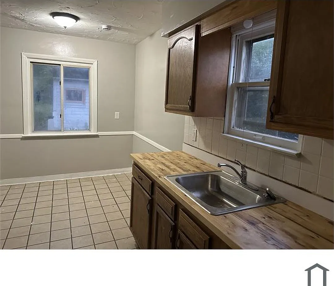 Three bedroom single family home rent. Vouchers only. — Photo 2