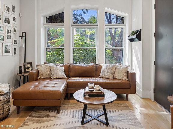 3rd image of 1522 W Walton St #1