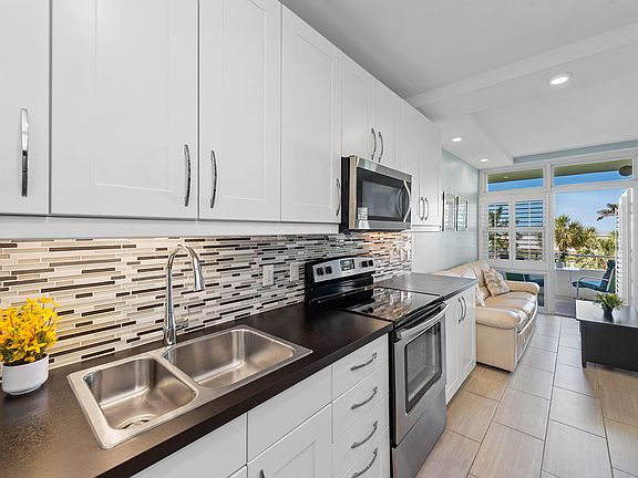 3rd image of 220 Seaview Ct APT 305