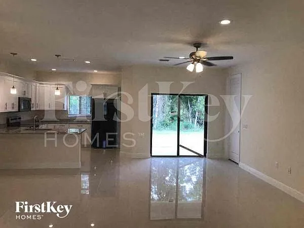 3 bed, 2.0 bath, 1579 sqft, $2,070 — Photo 3