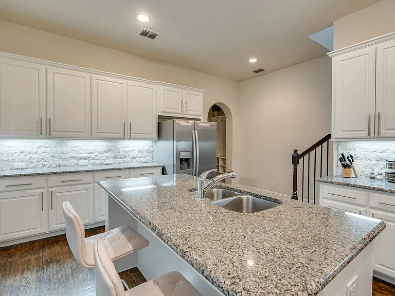 625 Surrey Ln — Photo 10