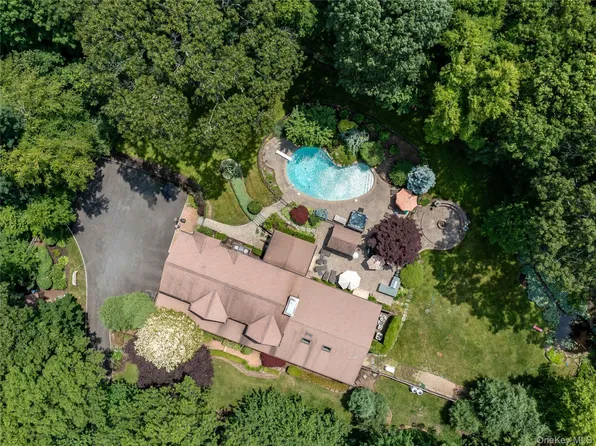 6 Arbutus Road, Greenlawn, NY 11740