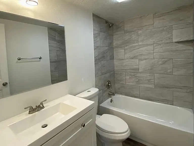 567 Jefferson St — Photo 2