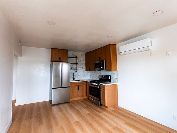 5th image of 780 E Walton St #A