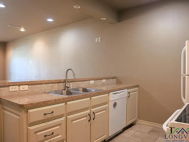 1120 Creekwood Ln — Photo 11
