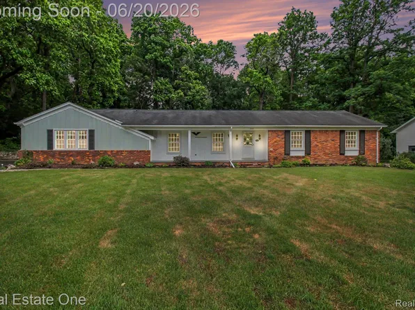 6440 Grand Circle Dr, Brighton, MI 48116