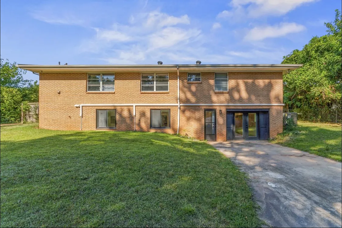 3 bed, 1200 sqft, $2,400 — Photo 1