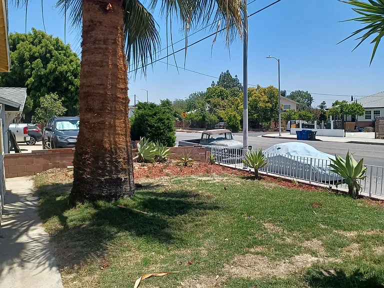 10847 Saticoy St — Photo 23