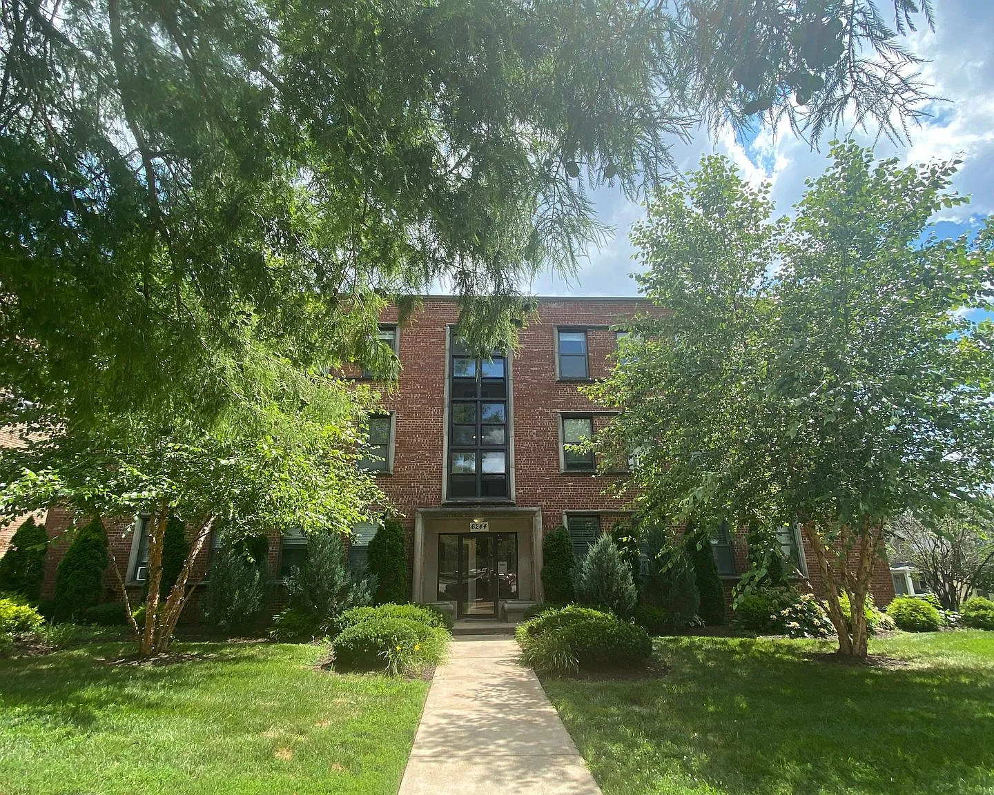 Renovated Studios, 1, & 2 bed apartments! — Photo 3