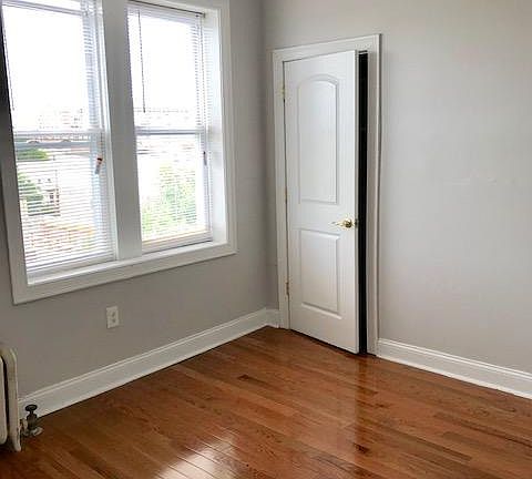 5th image of 943 Pavonia Ave
