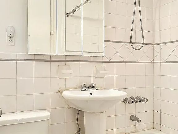 5th image of 438 E 77th St APT 3B