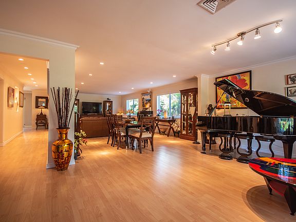 Grand Piano Room 22x15