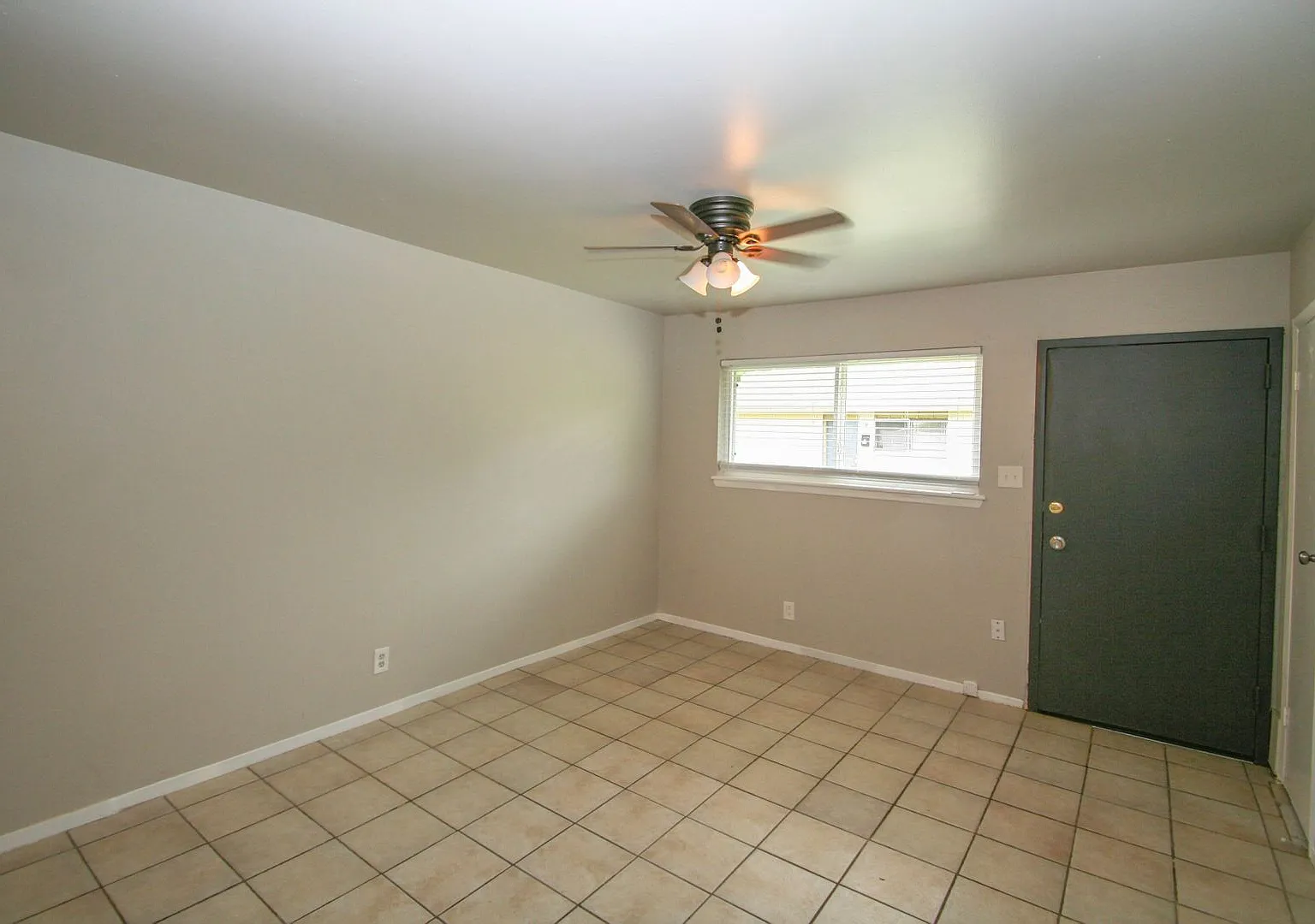 1310B N Irvington Ave — Photo 4