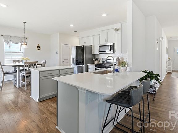 5th image of 170 Giant Oak Ave