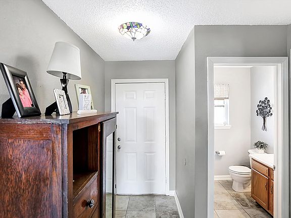 4th image of 402 Woodstream Dr