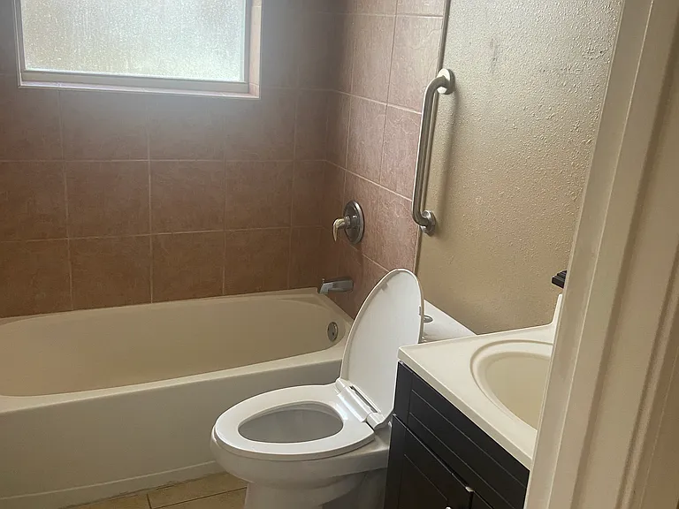 2109 Octavia Dr — Photo 2