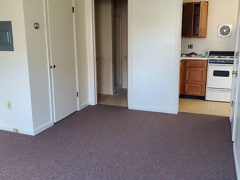 164 Roxbury St — Photo 3