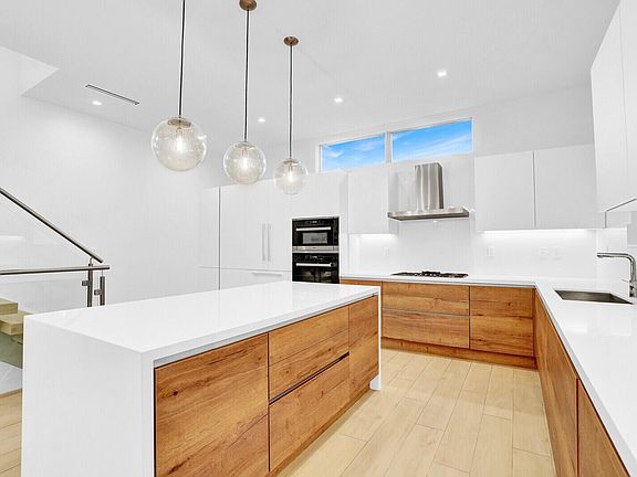 4th image of 12 SE 10th Avenue