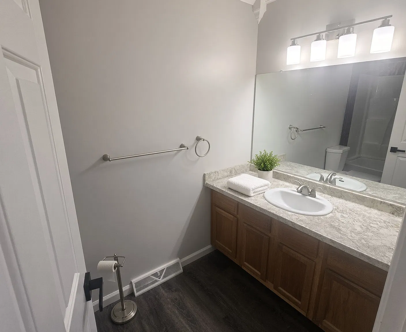3 bed, 1.5 bath, 1800 sqft, $2,650 — Photo 3