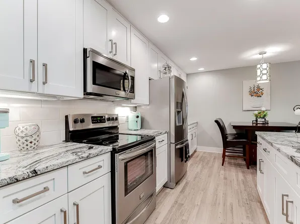 205 Barry Ave S APT 221, Wayzata, MN 55391