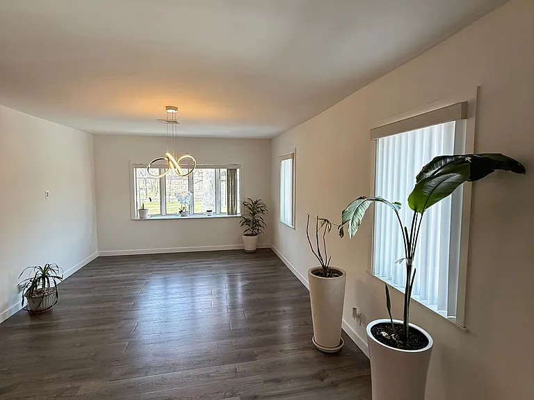 1090 Pelham Pkwy S — Photo 5
