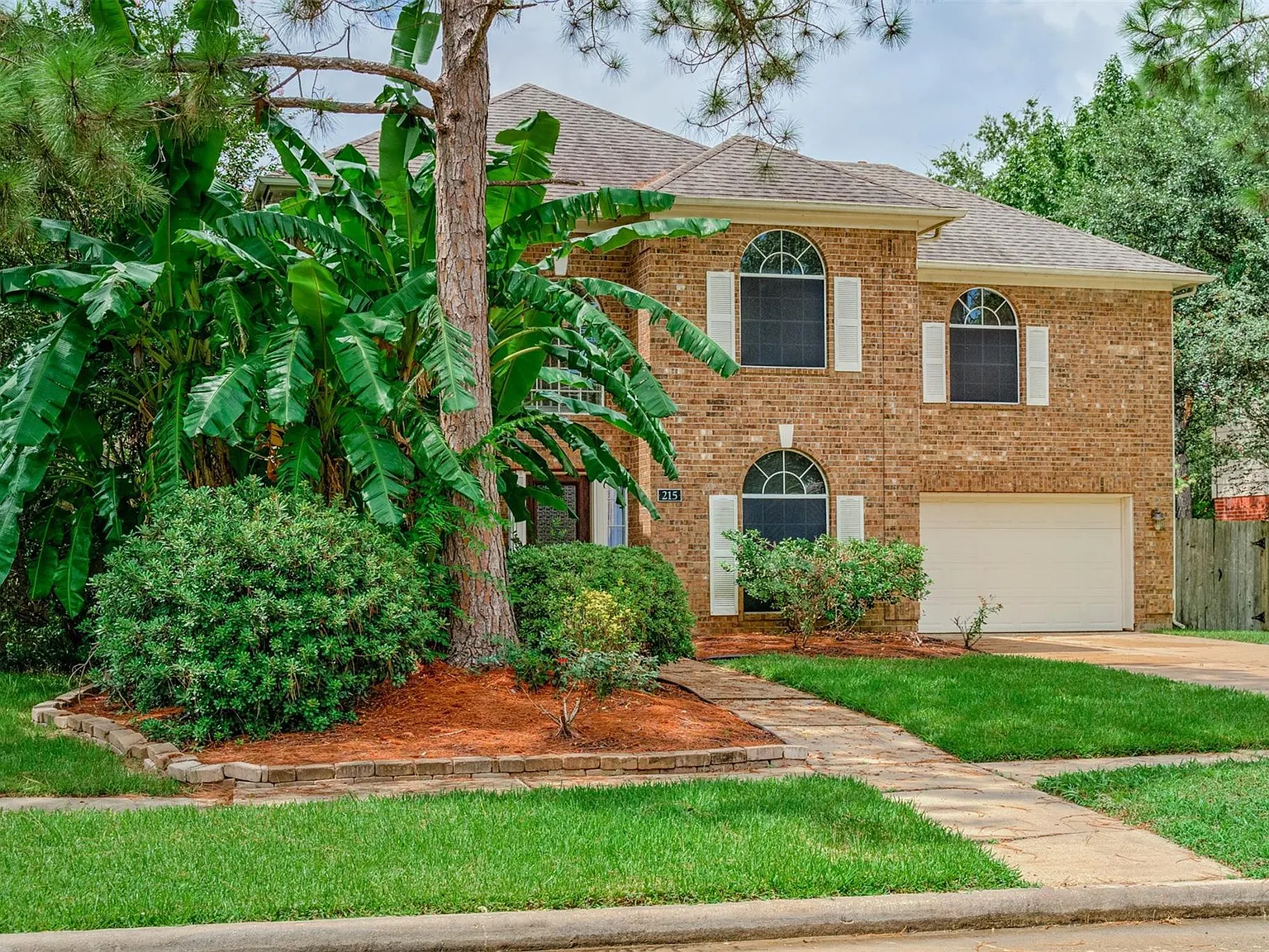 3 bed, 2.5 bath, 2090 sqft, $2,575 — Photo 2